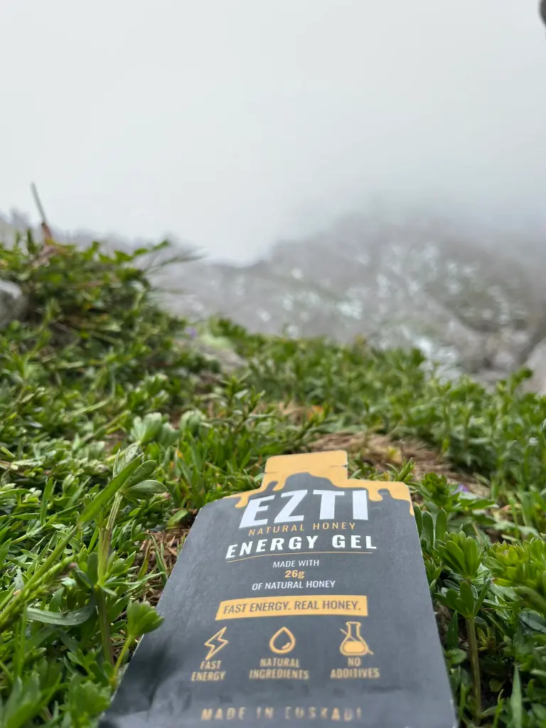 Envase de gel energético EZTI sobre vegetación de montaña